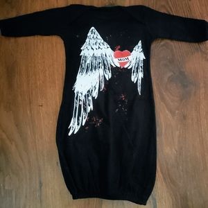 NWOT "Mom" Heart with Angel Wings Black Baby Gown 0-3 Months
